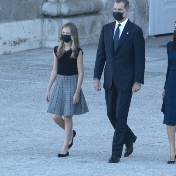 Le roi Felipe VI et la reine Letizia d'Espagne, accompagnés de leurs filles la princesse Leonor des Asturies et l'infante Sofia, présidaient le 16 juillet 2020 la cérémonie d'hommage national aux victimes du coronavirus, sur la place de l'Armurerie au palais royal, à Madrid.
