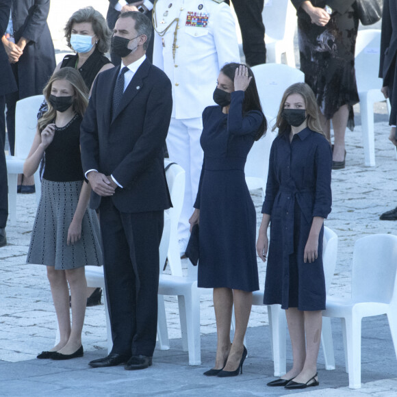 Le roi Felipe VI et la reine Letizia d'Espagne, accompagnés de leurs filles la princesse Leonor des Asturies et l'infante Sofia, présidaient le 16 juillet 2020 la cérémonie d'hommage national aux victimes du coronavirus, sur la place de l'Armurerie au palais royal, à Madrid.