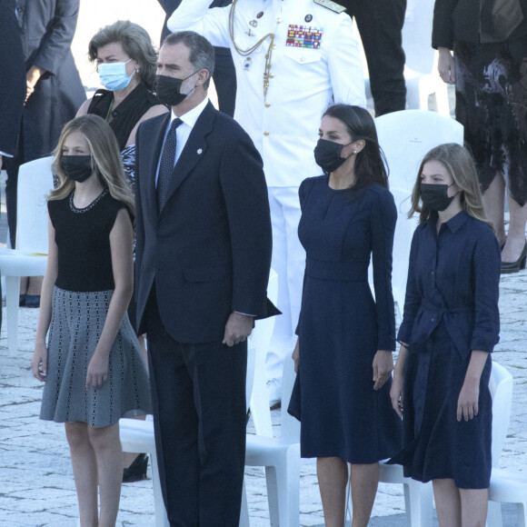 Le roi Felipe VI et la reine Letizia d'Espagne, accompagnés de leurs filles la princesse Leonor des Asturies et l'infante Sofia, présidaient le 16 juillet 2020 la cérémonie d'hommage national aux victimes du coronavirus, sur la place de l'Armurerie au palais royal, à Madrid.