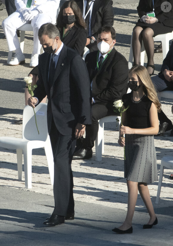 Le roi Felipe VI et sa fille la princesse Leonor des Asturies ont déposé une rose blanche près de la flamme du souvenir le 16 juillet 2020 lors de la cérémonie d'hommage national aux victimes du coronavirus, sur la place de l'Armurerie au palais royal, à Madrid.