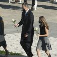 Le roi Felipe VI et sa fille la princesse Leonor des Asturies ont déposé une rose blanche près de la flamme du souvenir le 16 juillet 2020 lors de la cérémonie d'hommage national aux victimes du coronavirus, sur la place de l'Armurerie au palais royal, à Madrid.