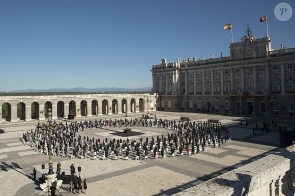 Vue aérienne, le 16 juillet 2020, de la cérémonie d'hommage national aux victimes du coronavirus, sur la place de l'Armurerie au palais royal, à Madrid, présidée par le roi Felipe VI et la reine Letizia d'Espagne, accompagnés de leurs filles la princesse Leonor des Asturies et l'infante Sofia.