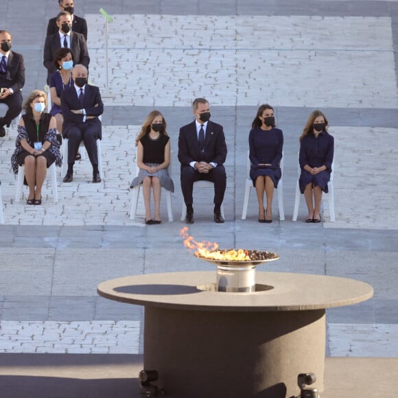 Le roi Felipe VI d'Espagne et la reine Letizia, avec leurs filles la princesse Leonor des Asturies et l'infante Sofia, présidaient le 16 juillet 2020 la cérémonie d'hommage national aux victimes du coronavirus, sur la place de l'Armurerie au palais royal, à Madrid.