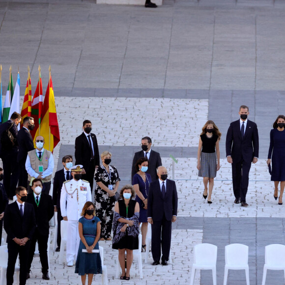 Le roi Felipe VI d'Espagne et la reine Letizia, avec leurs filles la princesse Leonor des Asturies et l'infante Sofia, présidaient le 16 juillet 2020 la cérémonie d'hommage national aux victimes du coronavirus, sur la place de l'Armurerie au palais royal, à Madrid.