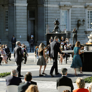 Le roi Felipe VI d'Espagne et sa fille la princesse Leonor des Asturies ont déposé une rose blanche à la mémoire des victimes du coronavirus le 16 juillet 2020 lors de la cérémonie d'hommage national organisée sur la place de l'Armurerie au palais royal, à Madrid. La reine Letizia et l'infante Sofia y assistaient également.