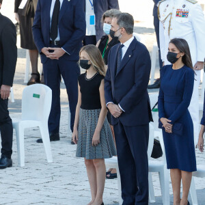 Le roi Felipe VI d'Espagne et la reine Letizia, avec leurs filles la princesse Leonor des Asturies et l'infante Sofia, présidaient le 16 juillet 2020 la cérémonie d'hommage national aux victimes du coronavirus, sur la place de l'Armurerie au palais royal, à Madrid.