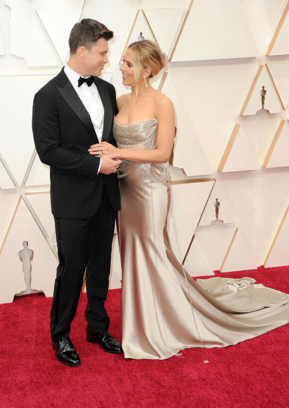 Scarlett Johansson et son fiancé Colin Jost lors du photocall des arrivées de la 92e cérémonie des Oscars 2020 au Hollywood and Highland à Los Angeles, Californie, Etats-Unis, le 9 février 2020.