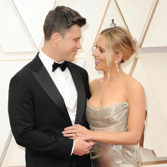 Scarlett Johansson et son fiancé Colin Jost lors du photocall des arrivées de la 92e cérémonie des Oscars 2020 au Hollywood and Highland à Los Angeles, Californie, Etats-Unis, le 9 février 2020.