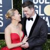 Scarlett Johansson et son fiancé Colin Jost - Photocall de la 77e cérémonie annuelle des Golden Globe Awards au Beverly Hilton Hotel à Los Angeles, le 5 janvier 2020.