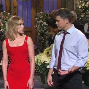 Scarlett Johansson dans l'émission "Saturday Night Live" avec son fiancé Colin Jost, le 14 décembre 2019 à Los Angeles.