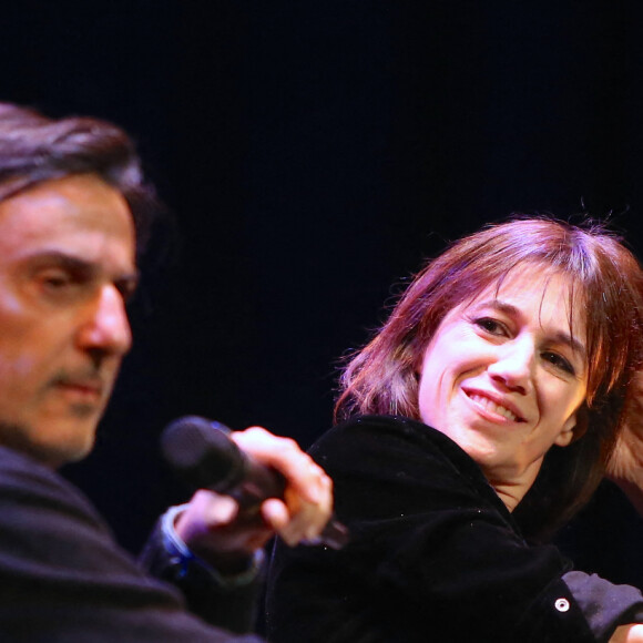 Conversation avec Charlotte Gainsbourg et son compagnon Yvan Attal après la première du film "Mon chien Stupide" lors de la soirée d'ouverture de "The French Cinema Week" à New York, le 12 novembre 2019.