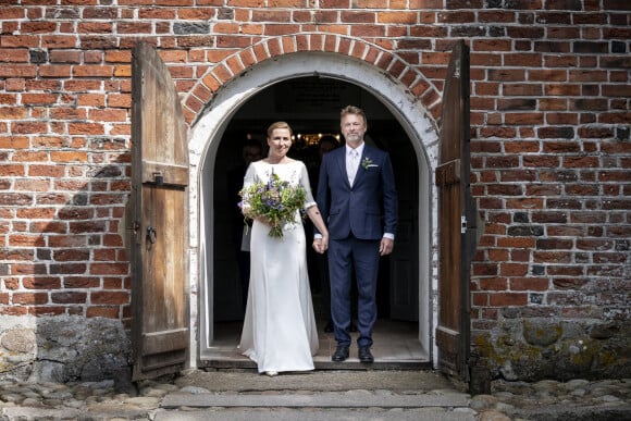 La Première ministre danoise Mette Frederiksen a finalement épousé son compagnon de plusieurs années, Bo Tengberg, après plusieurs reports, le mercredi 15 juillet 2020 à Magleby. Les jeunes mariés quittent l'église après la cérémonie de mariage.