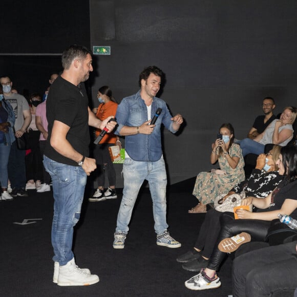 Exclusif - Michael Youn, Arnaud Ducret avec le public - Les acteurs du film Divorce Club sont allés tous ensemble dans un car aux couleurs du film au cinéma UGC Ciné Cité de Noisy le Grand, pendant leur journée marathon en région parisienne, à l'occasion de la sortie du film le 15 juillet 2020. © Jack Tribeca / Bestimage