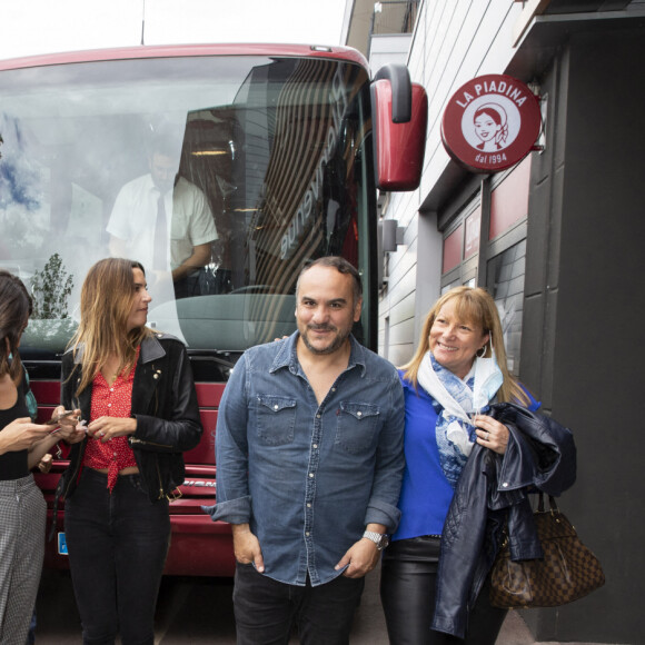Exclusif - Caroline Anglade, Ornella Fleury, Charlotte Gabris, Michael Youn, François-Xavier Demaison - Les acteurs du film Divorce Club sont allés après Bercy Village tous ensemble dans un car aux couleurs du film au cinéma Pince-Vent de Chennevieres sur Marne ou ils en ont profité pour signer les affiches du film et encore une fois faire quelques photos avec le public présent en nombre, pendant leur journée marathon en région parisienne, à l'occasion de la sortie du film le 15 juillet. © Jack Tribeca / Bestimage