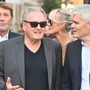 Maître Jacques Verrecchia (représente Jade et Joy), André Boudou, le père de Laeticia Hallyday, Laeticia Hallyday, maître Gilles Gauer, avocat - Laeticia.Hallyday sort du cabinet de ses nouveaux avocats avec son père et ils marchent avenue Montaigne à Paris le 18 septembre 2019.