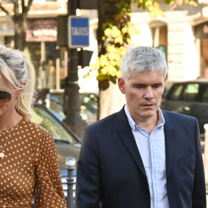 Maître Jacques Verrecchia (représente Jade et Joy), Laeticia Hallyday, maître Gilles Gauer, avocat, André Boudou, le père de Laeticia Hallyday - Laeticia.Hallyday sort du cabinet de ses nouveaux avocats avec son père et ils marchent avenue Montaigne à Paris le 18 septembre 2019.
