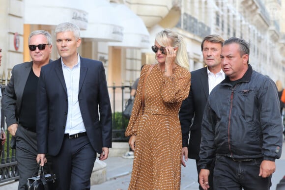 André Boudou, le père de Laeticia Hallyday, maître Gilles Gauer, avocat, Laeticia Hallyday, maître Jacques Verrecchia (représente Jade et Joy), Carl (chauffeur et garde du corps) - Laeticia.Hallyday sort du cabinet de ses nouveaux avocats avec son père et ils marchent avenue Montaigne à Paris le 18 septembre 2019.