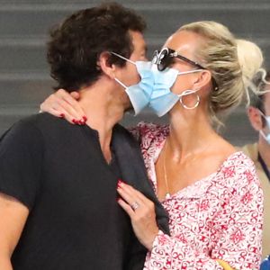 Exclusif - Laeticia Hallyday et son compagnon Pascal Balland prennent un vol à l'aéroport Roissy CDG pour une échappée à deux, sans enfants le 26 juin 2020.