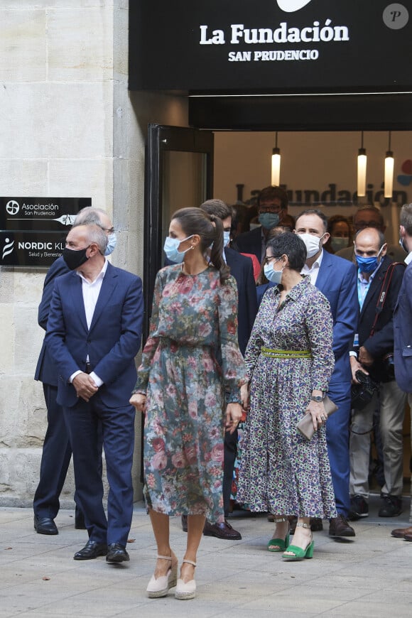 Le roi Felipe VI d'Espagne, la reine Letizia d'Espagne visitent les nouvelles installations de la Fondation San Prudencio le 17 juillet 2020 à Vitoria, en Espagne. Ils portent des masques pour se protéger de l'épidémie de Coronavirus (COVID-19).