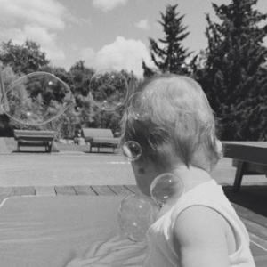 Jean-Baptiste Maunier et sa compagne Léa Arnezeder sont les parents d'Ezra, né le 3 septembre 2019.