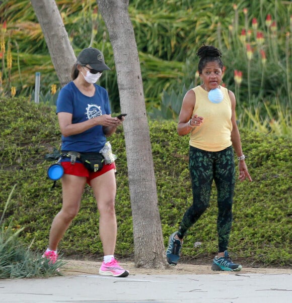 Exclusif - La mère de Meghan Markle, Doria Ragland, est aperçue en train de faire du jogging avec une amie à Los Angeles le 23 avril 2020.