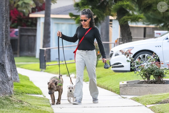 Exclusif - Doria Ragland promène ses chiens pendant le confinement, lié à l'épidémie de coronavirus (Covid-19) à Los Angeles, le 19 avril 2020.