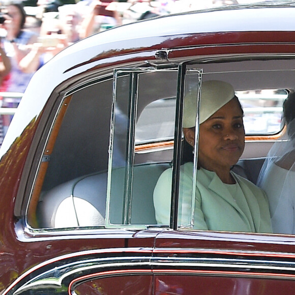 Meghan Markle, duchesse de Sussex arrive à la chapelle St. George au château de Windsor à bord d'une Rolls Royce avec sa mère Doria Ragland à ses côtés - Mariage du prince Harry et de Meghan Markle au château de Windsor le 19 mai 2018