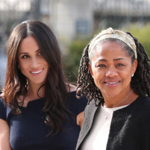 Meghan Markle et sa mère Doria Ragland arrivent à l'hôtel Cliveden House près de Windsor à la veille du Mariage du prince Harry et de Meghan Markle à Taplow le 18 mai 2018.