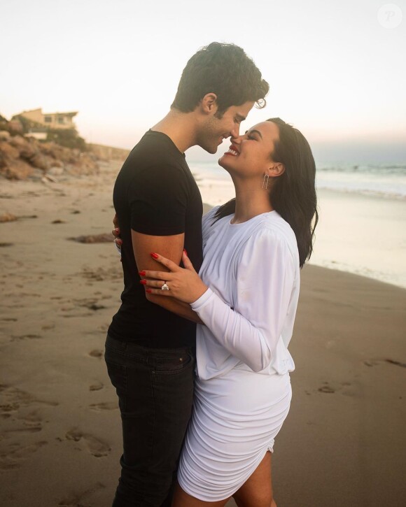 Demi Lovato a annoncé ses fiançailles avec Max Ehrich le 22 juillet 2020 sur Instagram. Ils ne sont en couple que depuis mars dernier mais leur amour est une évidence.