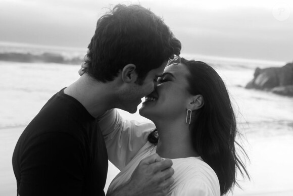 Max Ehrich a annoncé ses fiançailles avec Demi Lovato le 22 juillet 2020 sur Instagram. Ils ne sont en couple que depuis mars dernier mais leur amour est une évidence.