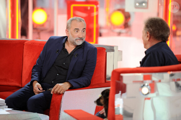 Antoine Dulery et Michel Drucker - Enregistrement de l'émission "Vivement Dimanche prochain" présentée par M.Drucker et diffusée le 26 juillet 2020 sur France 2. Le 6 juillet 2020 © Guillaume Gaffiot / Bestimage