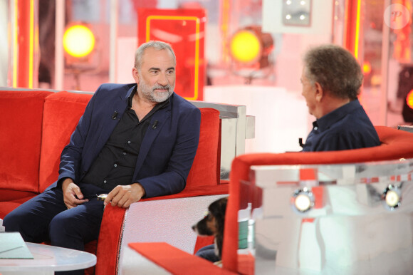 Antoine Dulery et Michel Drucker - Enregistrement de l'émission "Vivement Dimanche prochain" présentée par M.Drucker et diffusée le 26 juillet 2020 sur France 2. Le 6 juillet 2020 © Guillaume Gaffiot / Bestimage