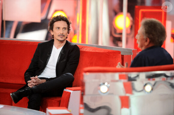 Arnaud Tsamere et Michel Drucker - Enregistrement de l'émission "Vivement Dimanche" présentée par M.Drucker et diffusée le 26 juillet 2020 sur France 2. Le 6 juillet 2020 © Guillaume Gaffiot / Bestimage