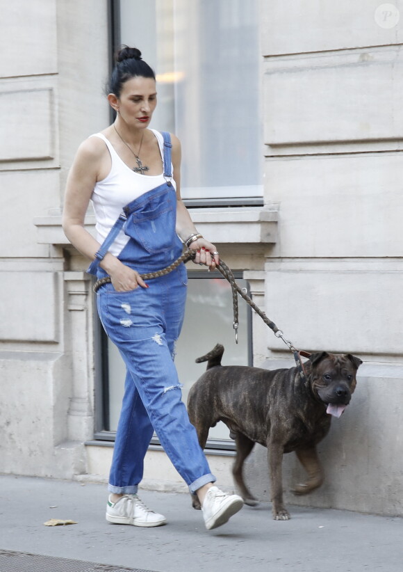 Exclusif - Sylvie Ortega Munos promène son chien dans les rues de Paris le 27 Juin 2018.