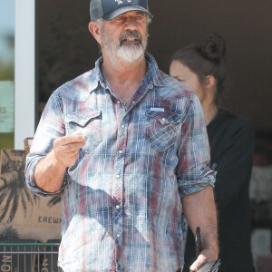 Exclusif - Mel Gibson prend soin de se désinfecter les mains après avoir fait ses courses chez "Erewhon" avec sa compagne Rosalind Ross, pendant l'épidémie de coronavirus (Covid-19) à Los Angeles, le 30 mars 2020.