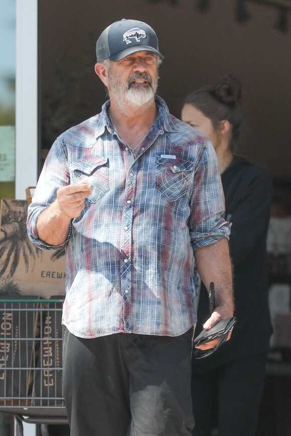 Exclusif - Mel Gibson prend soin de se désinfecter les mains après avoir fait ses courses chez "Erewhon" avec sa compagne Rosalind Ross, pendant l'épidémie de coronavirus (Covid-19) à Los Angeles, le 30 mars 2020.