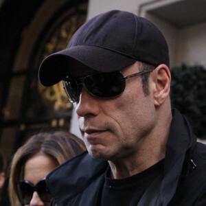 Archives - John Travolta et sa femme Kelly Preston quittent le George V avec leurs enfants à Paris le 12 septembre 2012.