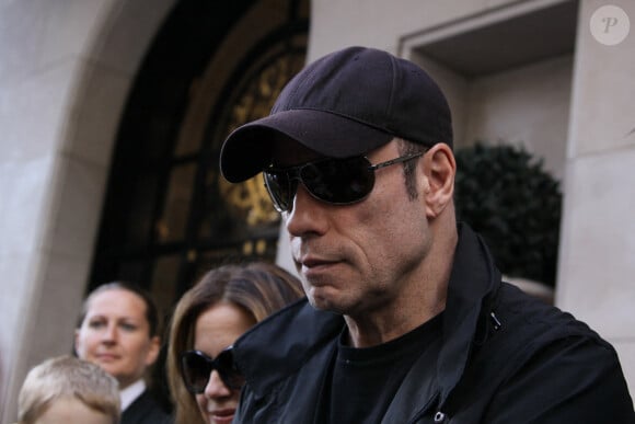 Archives - John Travolta et sa femme Kelly Preston quittent le George V avec leurs enfants à Paris le 12 septembre 2012.
