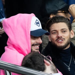 Kev Adams et Rayane Bensetti dans les tribunes lors du match de championnat de Ligue 1 Conforama opposant le Paris Saint-Germain (PSG) aux Girondins de Bordeaux au Parc des Princes à Paris, France, le 23 février 2020. Le PSG a gagné 4-3. © Cyril Moreau/Bestimage