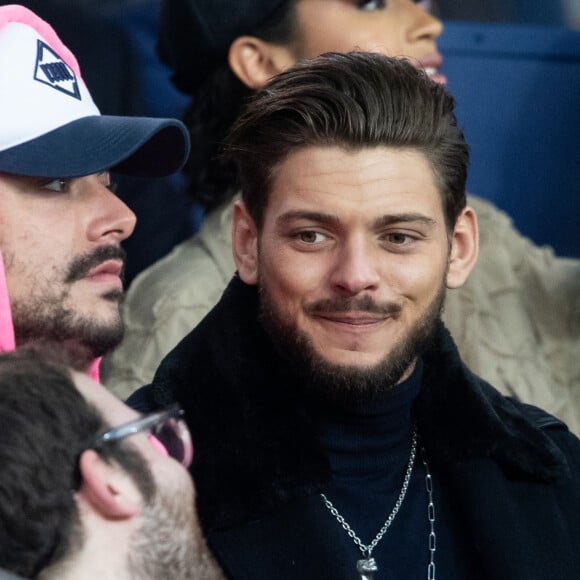 Kev Adams et Rayane Bensetti dans les tribunes lors du match de championnat de Ligue 1 Conforama opposant le Paris Saint-Germain (PSG) aux Girondins de Bordeaux au Parc des Princes à Paris, France, le 23 février 2020. Le PSG a gagné 4-3. © Cyril Moreau/Bestimage
