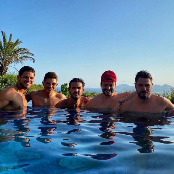 Kev Adams passe des vacances entre amis à Cannes, le 23 juillet 2020.