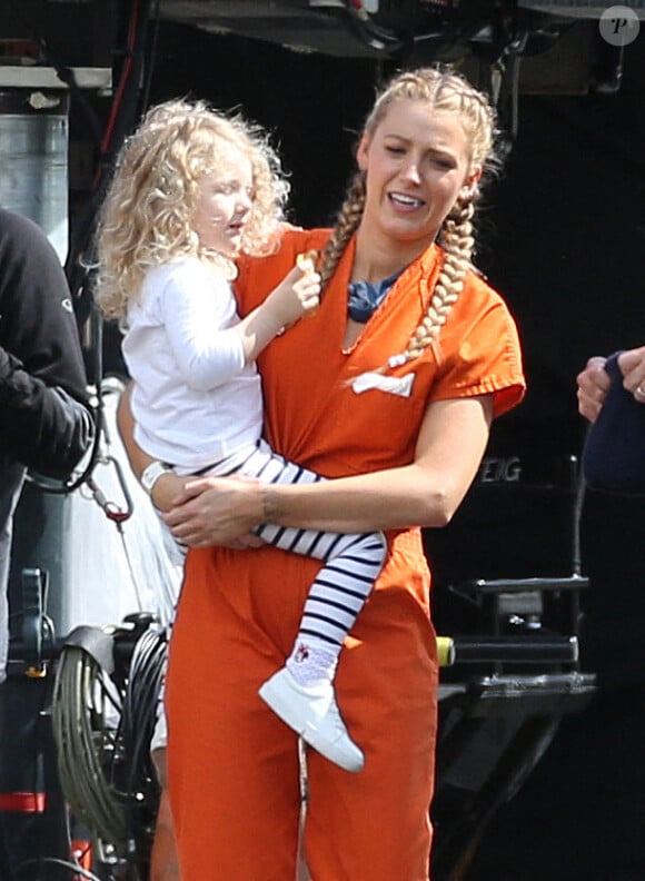 Exclusif -- Blake Lively reçoit la visite de sa fille Ines Reynold sur le tournage de 'A Simple Favor' à Toronto au Canada. Le réalisateur Paul Feig s'amuse à prendre des photos de la mère et la fille ensemble! Le 8 septembre 2017