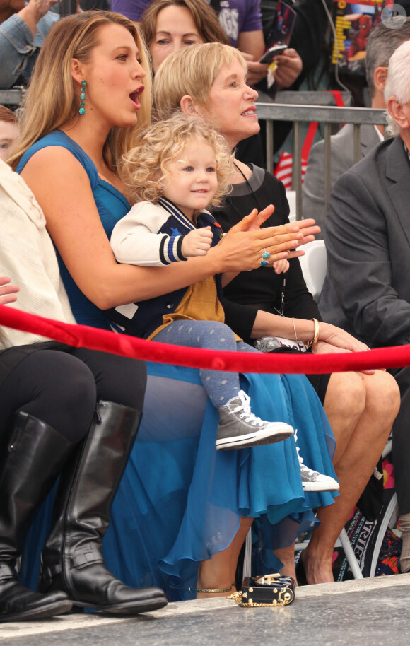 Blake Lively avec sa fille James Reynolds et sa belle-mère Tammy - Ryan Reynolds reçoit son étoile sur le Walk of Fame à Hollywood, le 15 décembre 2016