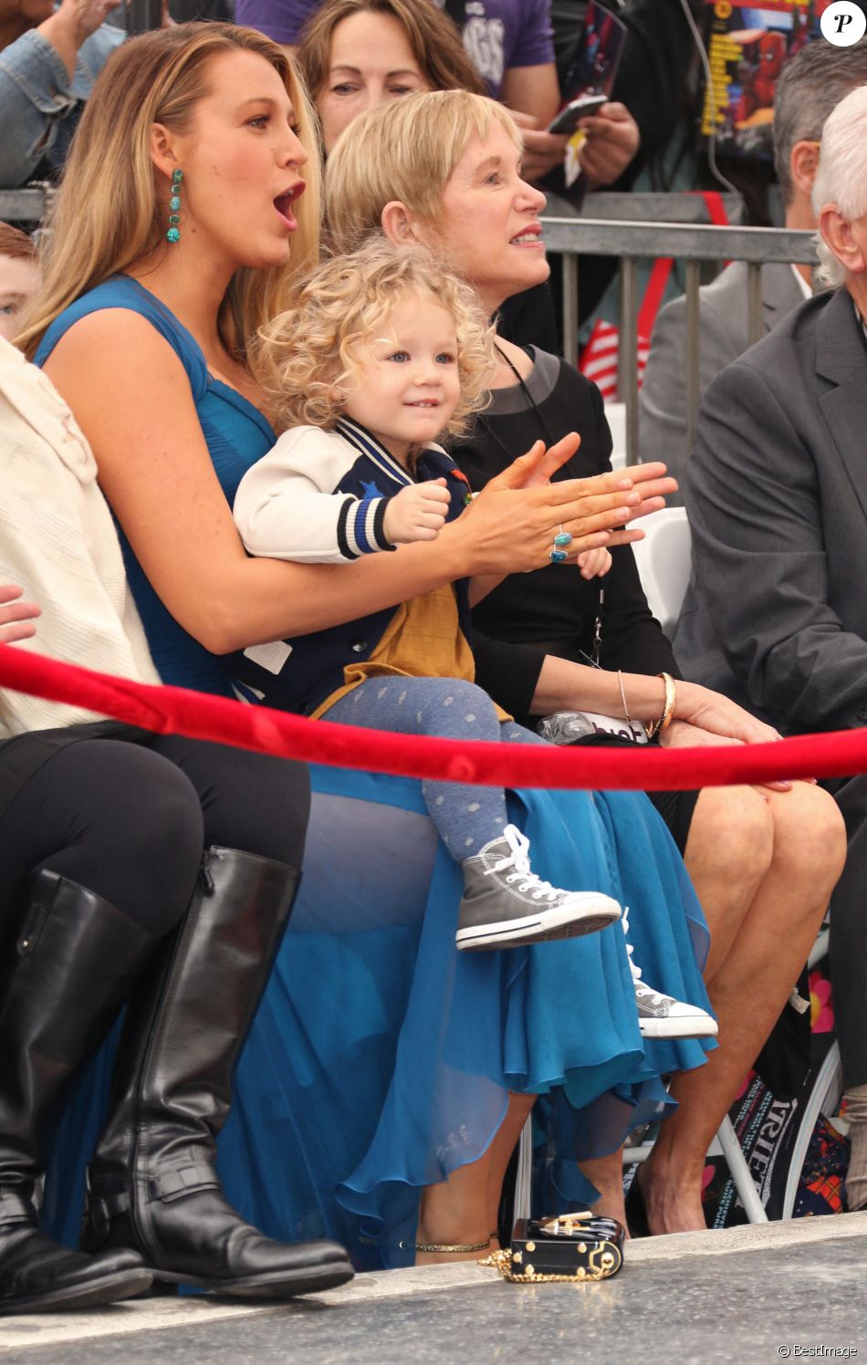 Blake Lively avec sa fille James Reynolds et sa belle-mère Tammy - Ryan Reynolds reçoit son étoile sur le Walk of Fame à Hollywood, le 15 décembre 2016