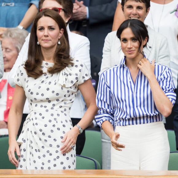 Catherine (Kate) Middleton, duchesse de Cambridge et Meghan Markle, duchesse de Sussex assistent au match de tennis Nadal contre Djokovic lors du tournoi de Wimbledon "The Championships", le 14 juillet 2018.