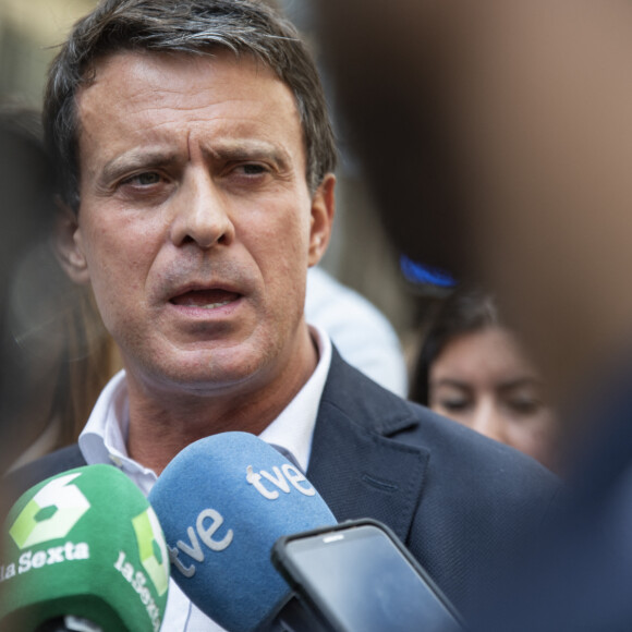 Manuel Valls - Les leaders politique font des déclarations aux médias devant le siège de la police à Barcelone le 20 octobre 2019.