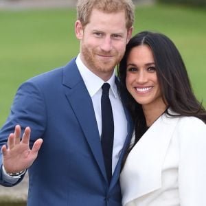 Le Prince Harry et Meghan Markle posent à Kensington palace après l'annonce de leur mariage au printemps 2018 à Londres le 27 novembre 2017.