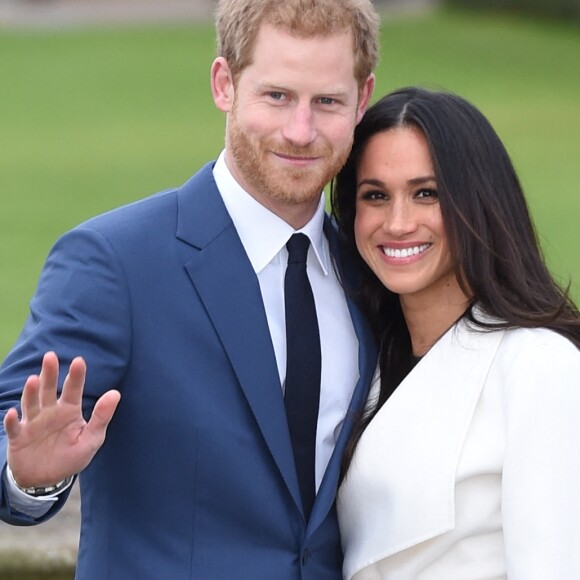 Le Prince Harry et Meghan Markle posent à Kensington palace après l'annonce de leur mariage au printemps 2018 à Londres le 27 novembre 2017.