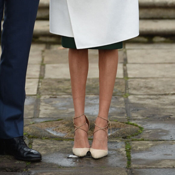 Le Prince Harry et Meghan Markle posent à Kensington palace après l'annonce de leur mariage au printemps 2018 à Londres le 27 novembre 2017.