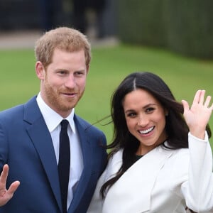 Le Prince Harry et Meghan Markle posent à Kensington palace après l'annonce de leur mariage au printemps 2018 à Londres le 27 novembre 2017.